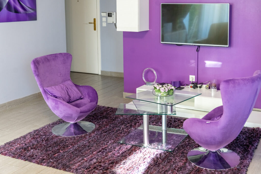 photo d'un salon avec des fauteuils et peinture violet dans la photographie immobilière